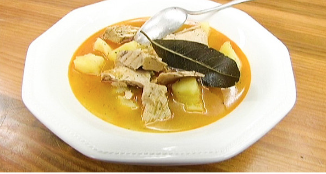 Ensalada de verduras variadas con bonito en escabeche